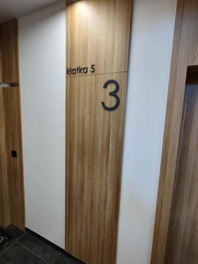 Uroczy Apartament Z Miejscem Na Auto W Garazu Apartman Varsó Kültér fotó