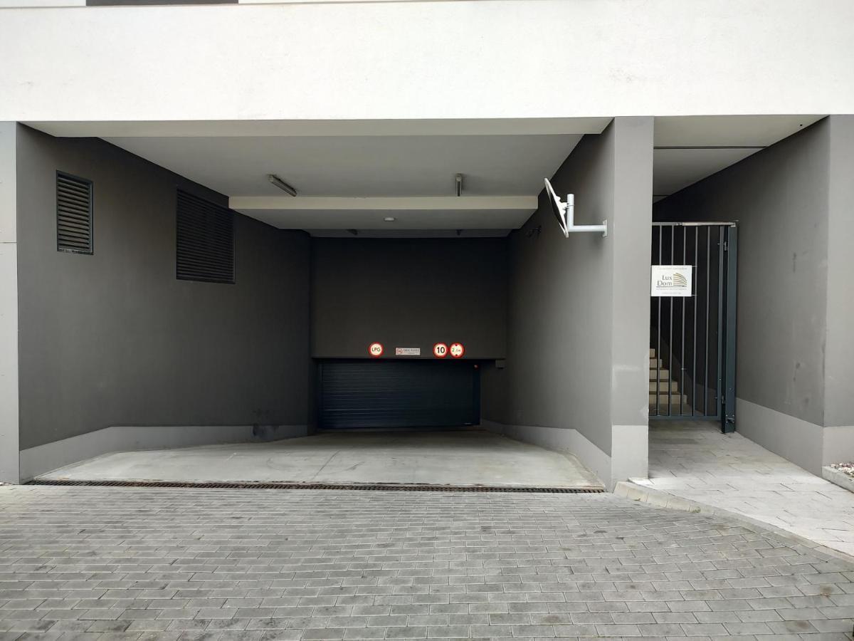 Uroczy Apartament Z Miejscem Na Auto W Garazu Apartman Varsó Kültér fotó